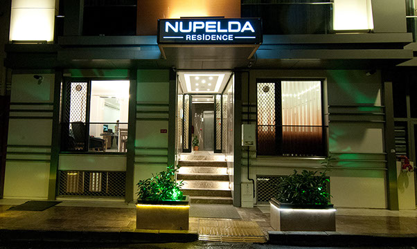 Nupelda Residence Hotel girişi akşam ışığında