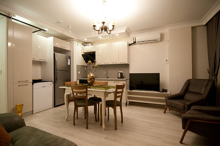 The Hearth Loft'un açık mutfak ve yaşam alanı