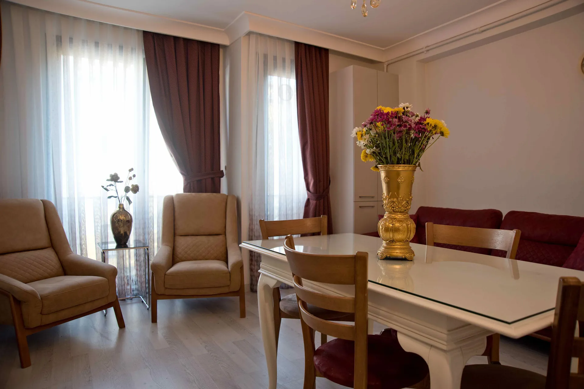 Nupelda residence'larından birinin aydınlık salonu